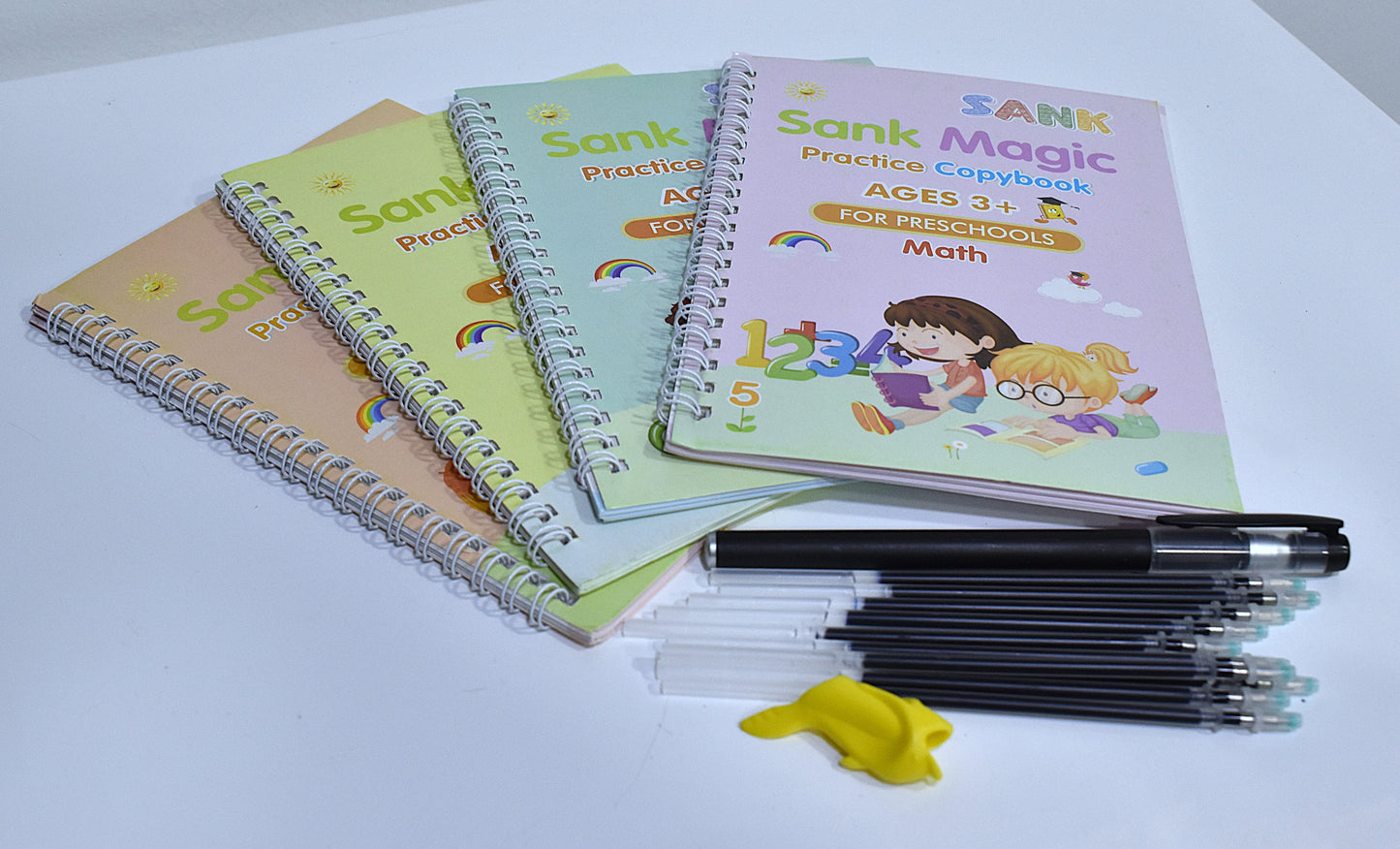 Kit con cuatro cuadernos de caligrafía mágica reutilizables.